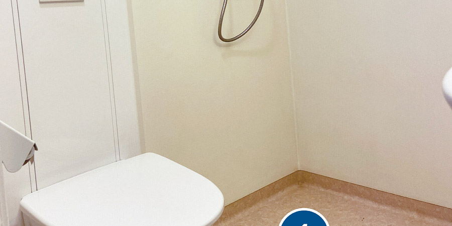 Bild på golvbrunn och toalettstol