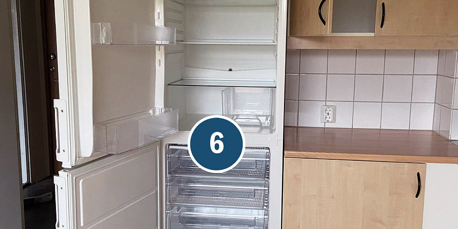 Öppen kyl, frys och köksluckor